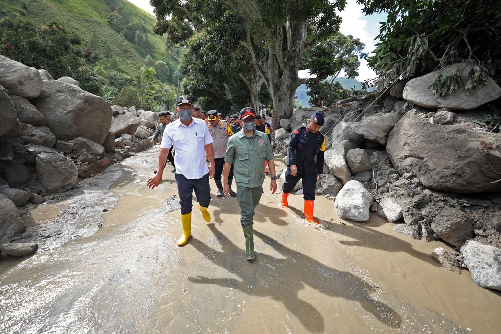 Kepala BNPB Letjen TNI Suharyanto, S.Sos., M.M., bersama unsur forkopimda Kabupaten Humbang Hasundutan meninjau lokasi terdampak banjir bandang di Kecamatan Baktiraja, Senin (4/12).